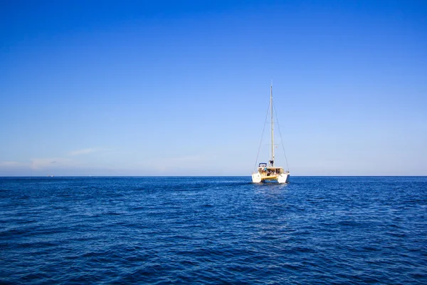 Yacht és óceán kék víz — Stock Fotó