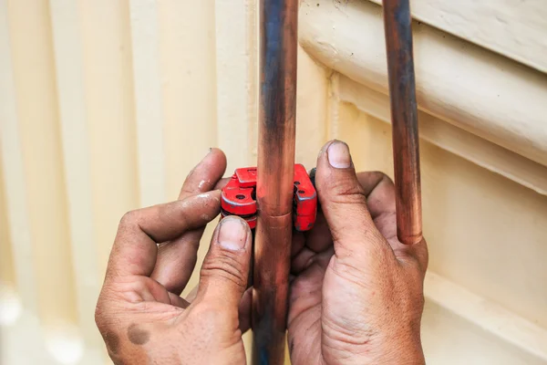 Repairman cut the copper pipe — Stock Photo, Image