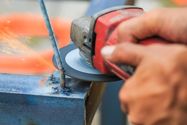 Arbeiter schneidet Metall mit Schleifer — Stockfoto