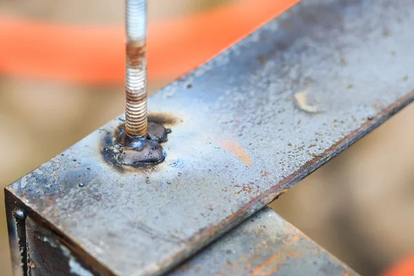 Worker cutting metal with grinder — Stock Photo, Image