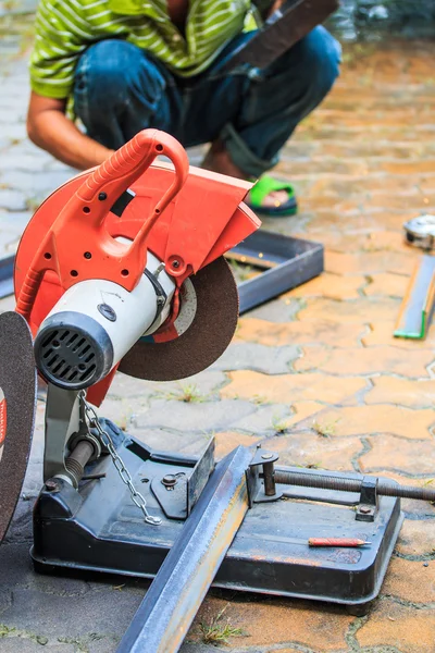 Trabalhador de corte de metal com moedor — Fotografia de Stock