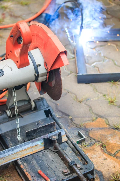 Worker cutting metal with grinder — Stock Photo, Image