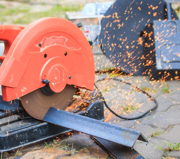 Worker cutting metal with grinder — Stock Photo, Image