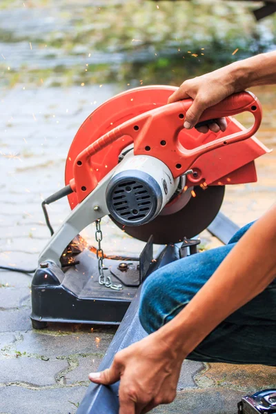 Werknemer die metaal snijdt met slijpmachine — Stockfoto