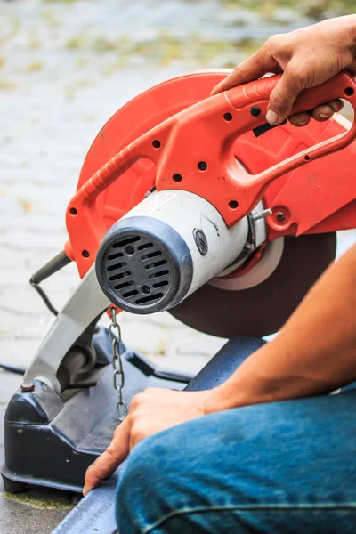 Worker cutting metal with grinder — Stock Photo, Image