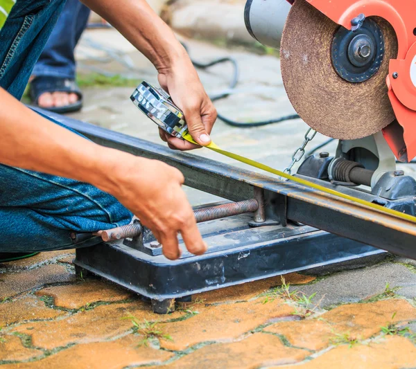 Worker cutting metal with grinder — Stock Photo, Image