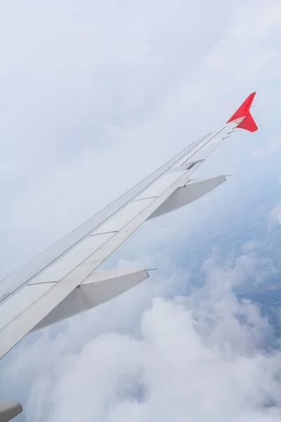 Flygplansvingen ut genom fönstret — Stockfoto