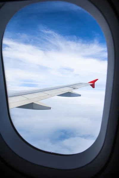 Ala de avión por la ventana — Foto de Stock