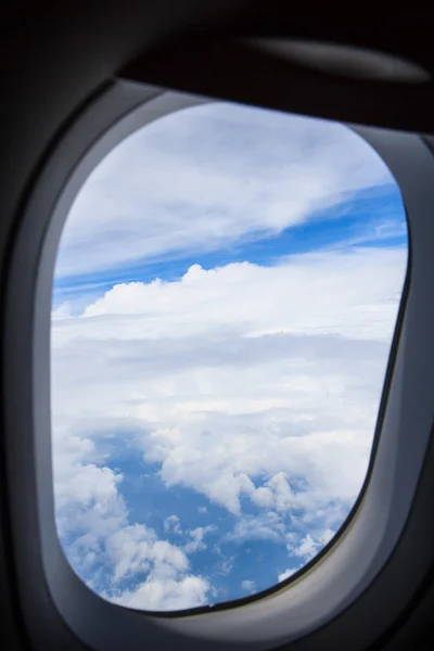 Skrzydło samolotu przez okno — Zdjęcie stockowe