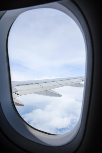 Πτέρυγα αεροπλάνου έξω από το παράθυρο — Φωτογραφία Αρχείου