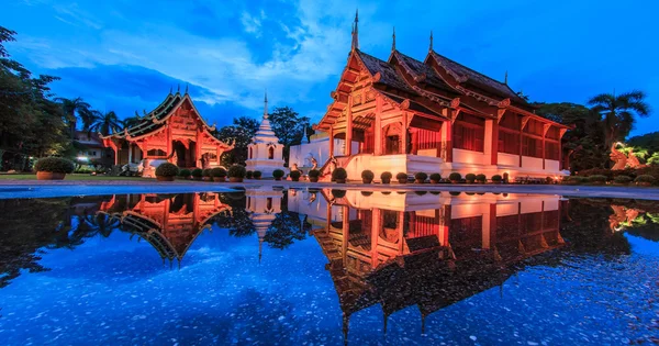 Tempel in Wasserspiegelung — Stockfoto