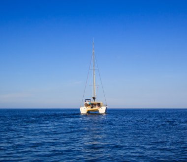 Yat ve masmavi bir deniz okyanus