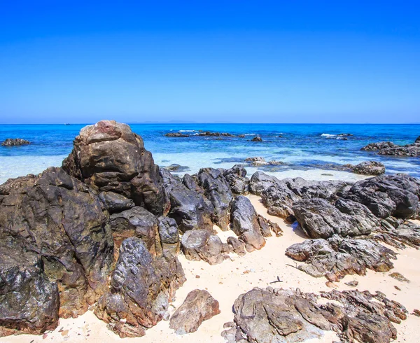 Rochas na praia — Fotografia de Stock