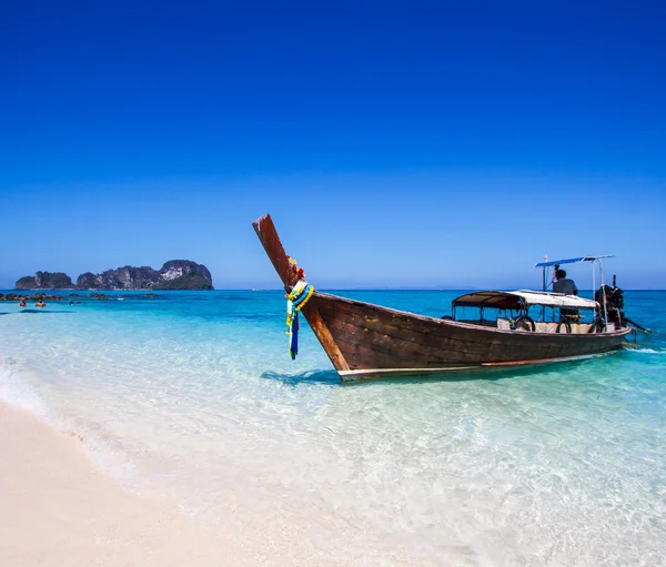 Long-tailed boat — Stock Photo, Image