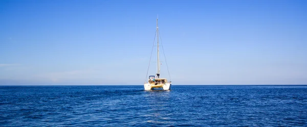 Yacht and blue water ocean — Stock Photo, Image