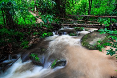 Şelalenin karşısında yaya köprüsü