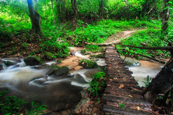 Footbridge across the falls — Stock Photo, Image