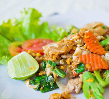 Soya soslu domuz eti ilave edin