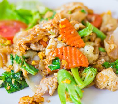 Soya soslu domuz eti ilave edin