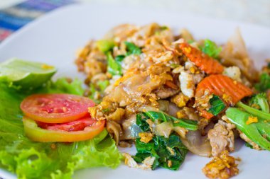 Soya soslu domuz eti ilave edin