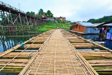 Nehir boyunca bambu köprüsü