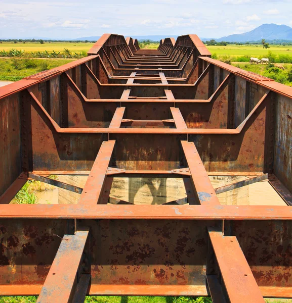 Puente de hierro viejo — Foto de Stock