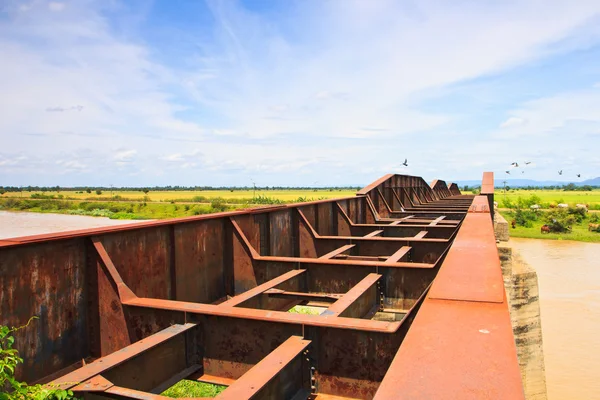 Puente de hierro viejo — Foto de Stock