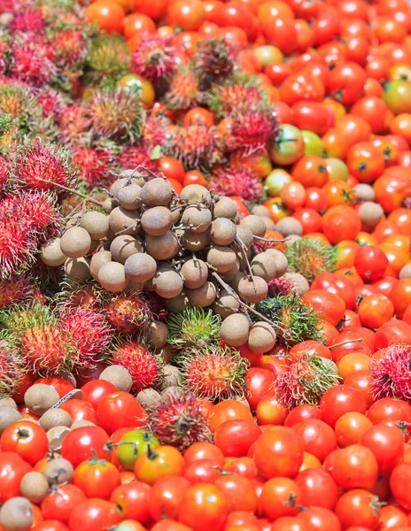 Obst und Tomaten und Longangemüse — Stockfoto