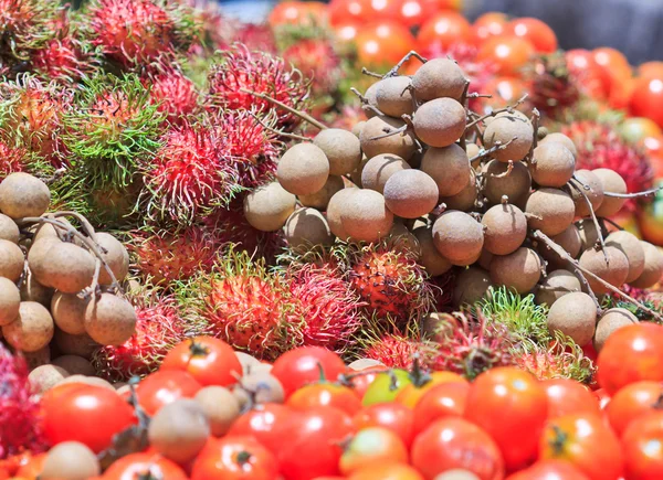 Vruchten en tomaat en longan groenten — Stockfoto