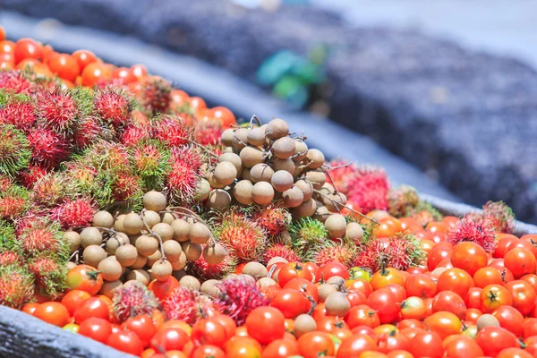 Frutas, tomate e produtos hortícolas de palha — Fotografia de Stock