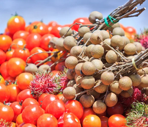 Frutta e pomodori e legumi longani — Foto Stock