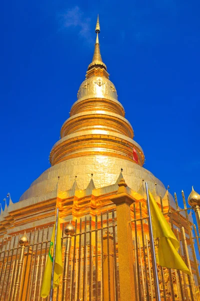 Phrathat hariphunchai 탑 — 스톡 사진