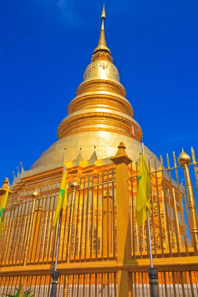 Phrathat hariphunchai pagode — Stockfoto