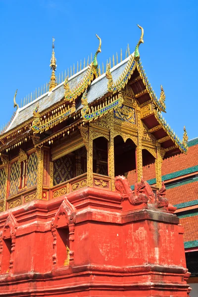 Wat phrathat hariphunchai tempel — Stockfoto