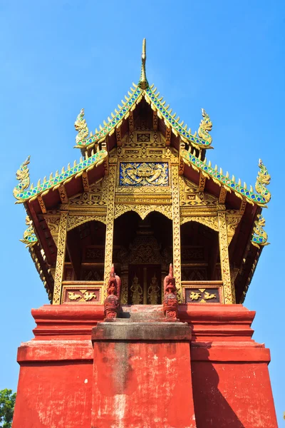 Wat phrathat templo hariphunchai — Fotografia de Stock