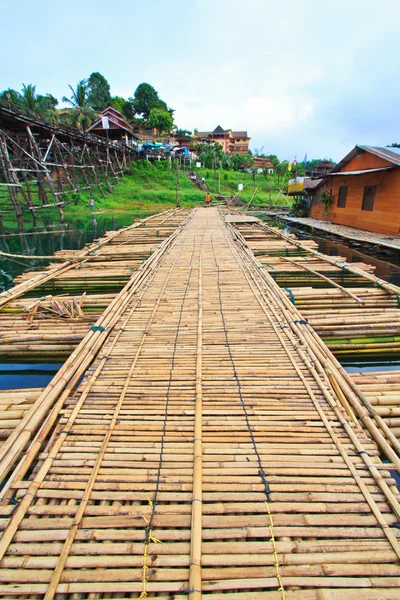 Bamboe brug over de rivier — Stockfoto