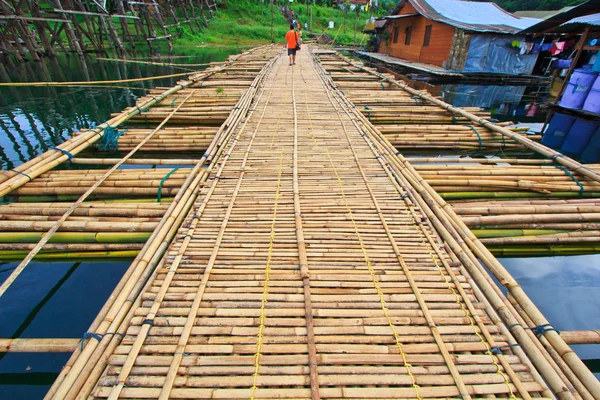 Pont en bambou traversant la rivière — Photo