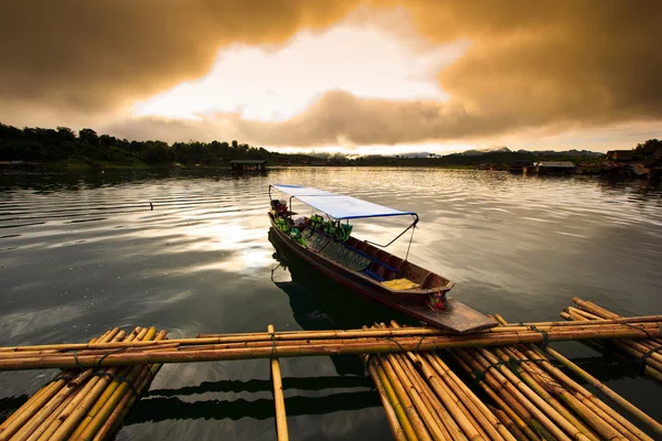 Nascer do sol sobre a barragem — Fotografia de Stock