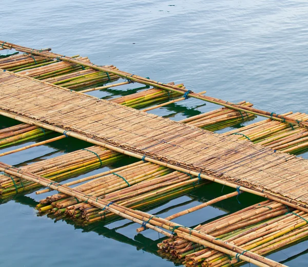 Pont en bambou traversant la rivière — Photo