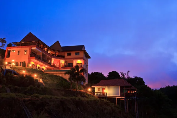 En un resort de lujo por la noche — Foto de Stock