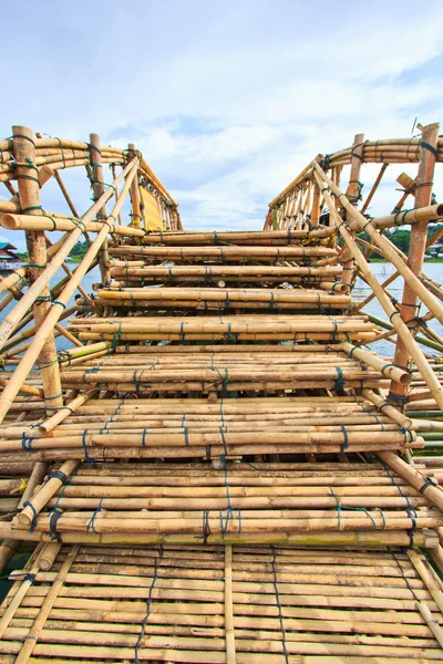 Puente de bambú sobre el río —  Fotos de Stock