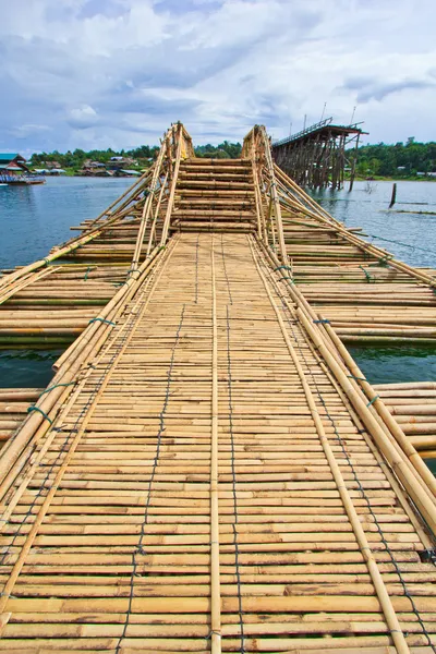 Bambusový most přes řeku — Stock fotografie