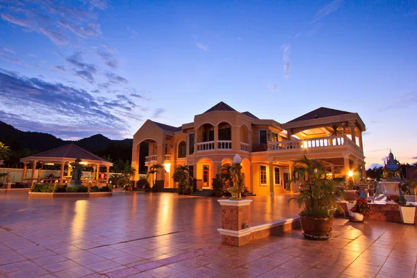 Dom w luxury resort — Zdjęcie stockowe