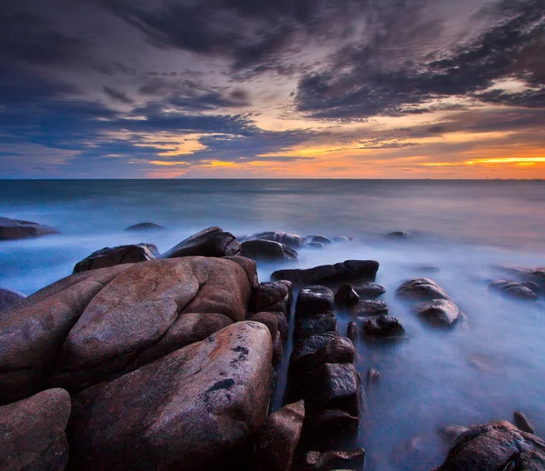 Pôr do sol sobre rochas marinhas — Fotografia de Stock