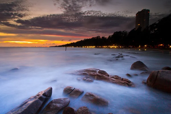 Günbatımı deniz kaya üzerinde — Stok fotoğraf