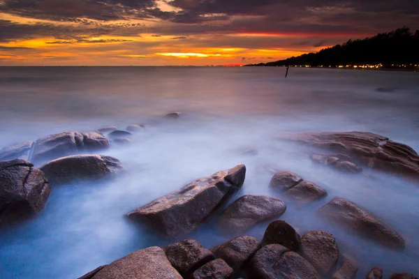 Solnedgång över havet klippor — Stockfoto