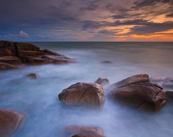 Pôr do sol sobre rochas marinhas — Fotografia de Stock