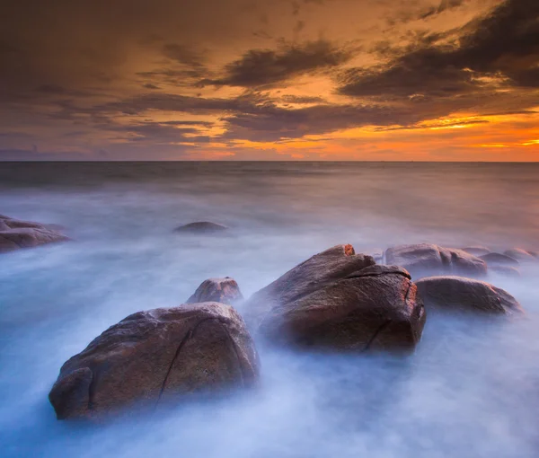 Zonsondergang over zee-rotsen — Stockfoto