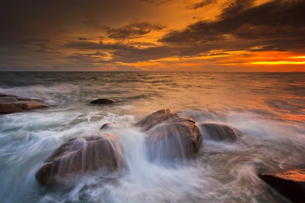 Günbatımı deniz kaya üzerinde — Stok fotoğraf