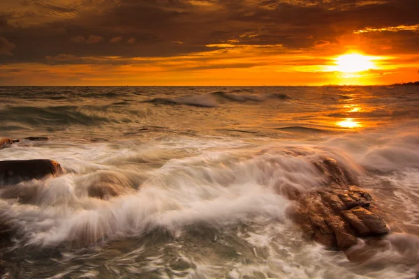 Zonsondergang over zee-rotsen — Stockfoto